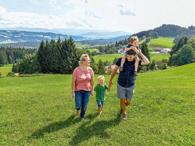 Scheidegg Hoehenweg Familie in der Natur
