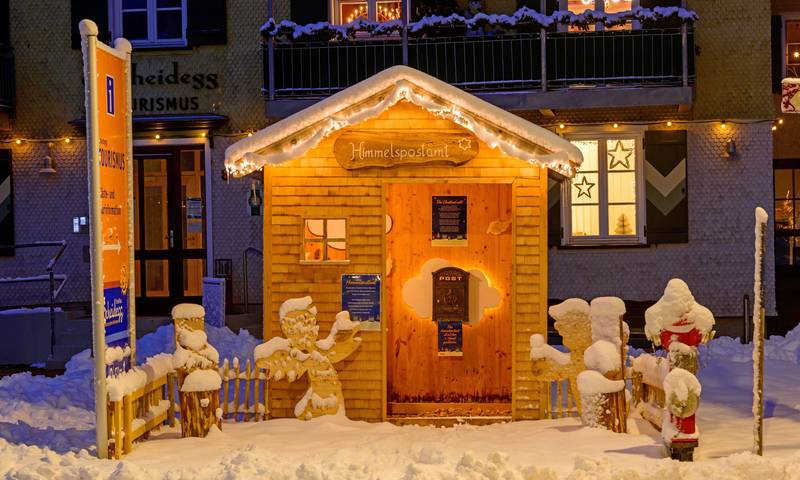Himmelspostamt vor dem Büro von Scheidegg-Tourismus