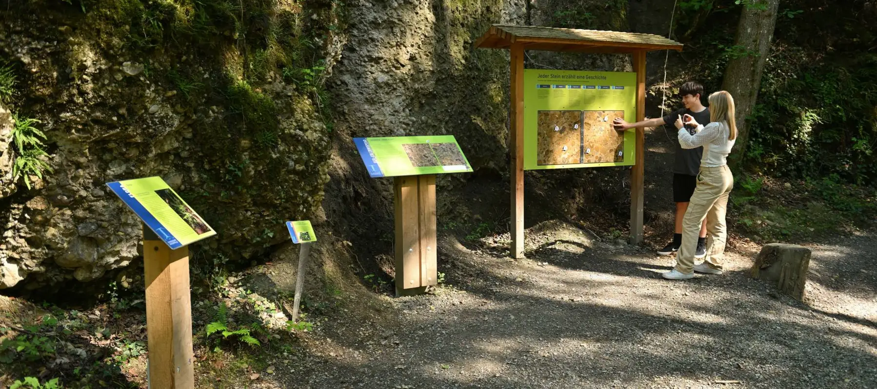 Nagelfluhgestein auf dem Geo-Erlebnispfad Jugendliche entdecken die Station "Hardrock - Nagelfluh" auf dem Geo-Erlebnispfad an den Scheidegger Wasserfällen.