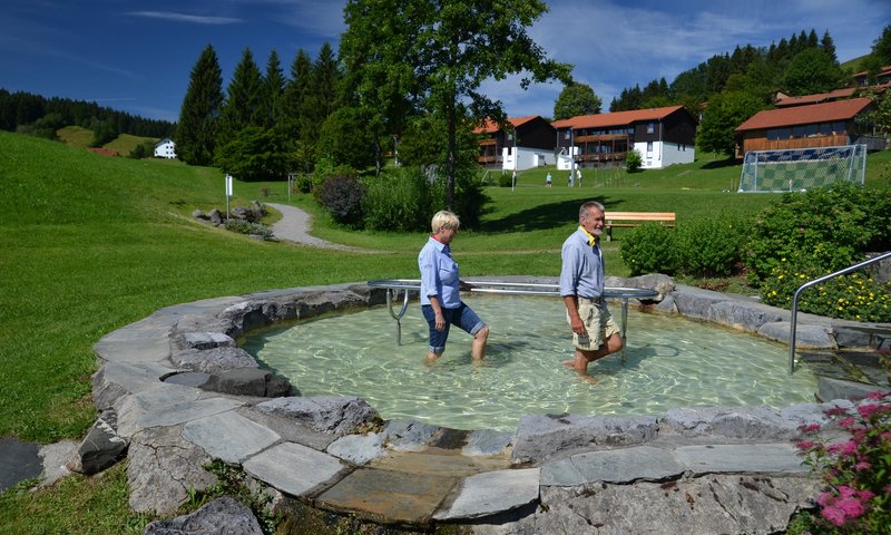 Kneippbecken im landschaftlichen Kurpark