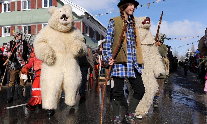 Eisbärengestalt beim Fasnachtsumzug