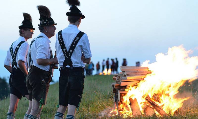 Im Juni: Johannisfeuer - alter Brauch im Allgäu