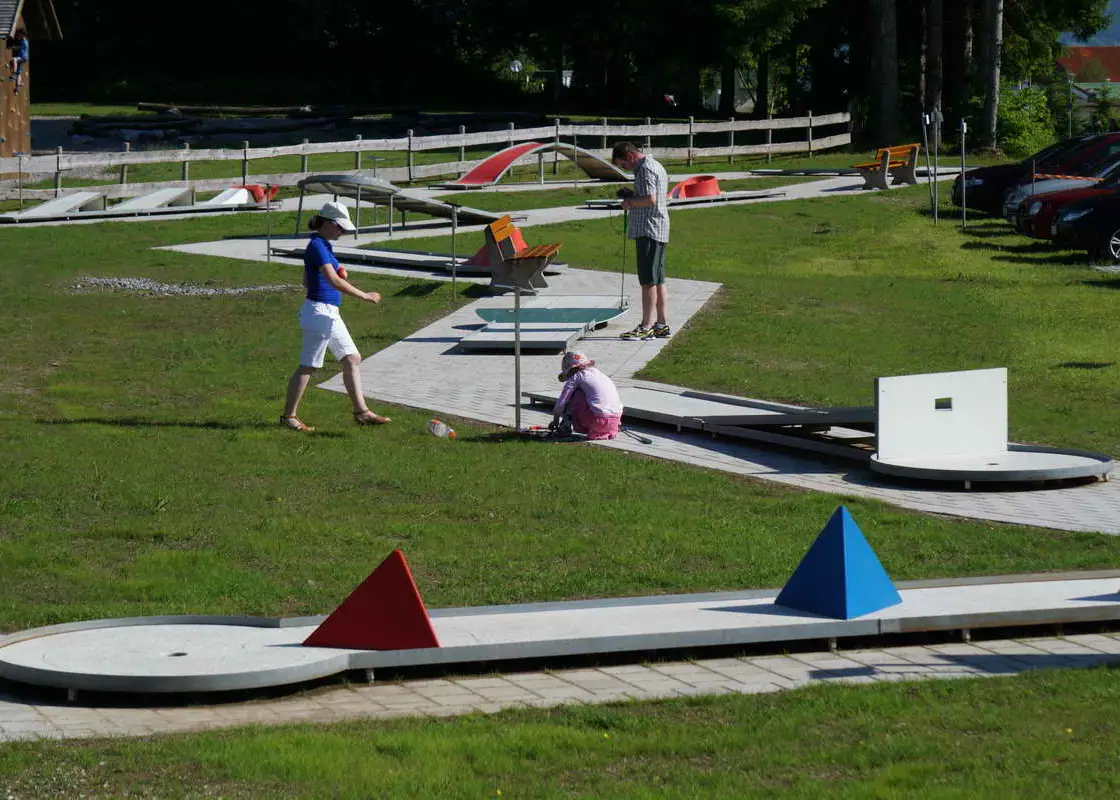 Kinder-Ausflug zum Minigolf