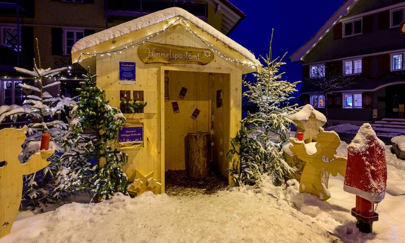 Himmelspostamt vor dem Büro von Scheidegg-Tourismus